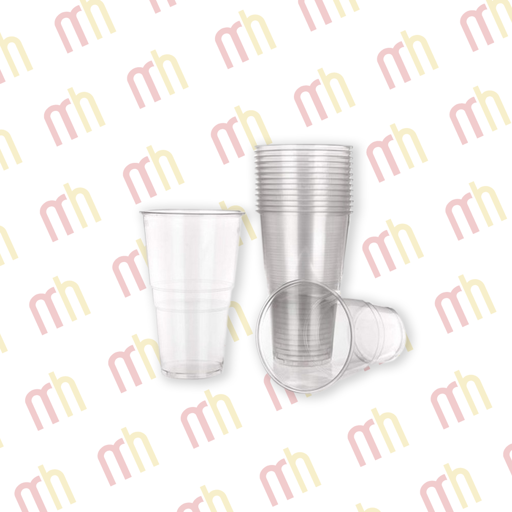 Víztiszta műanyag pohár