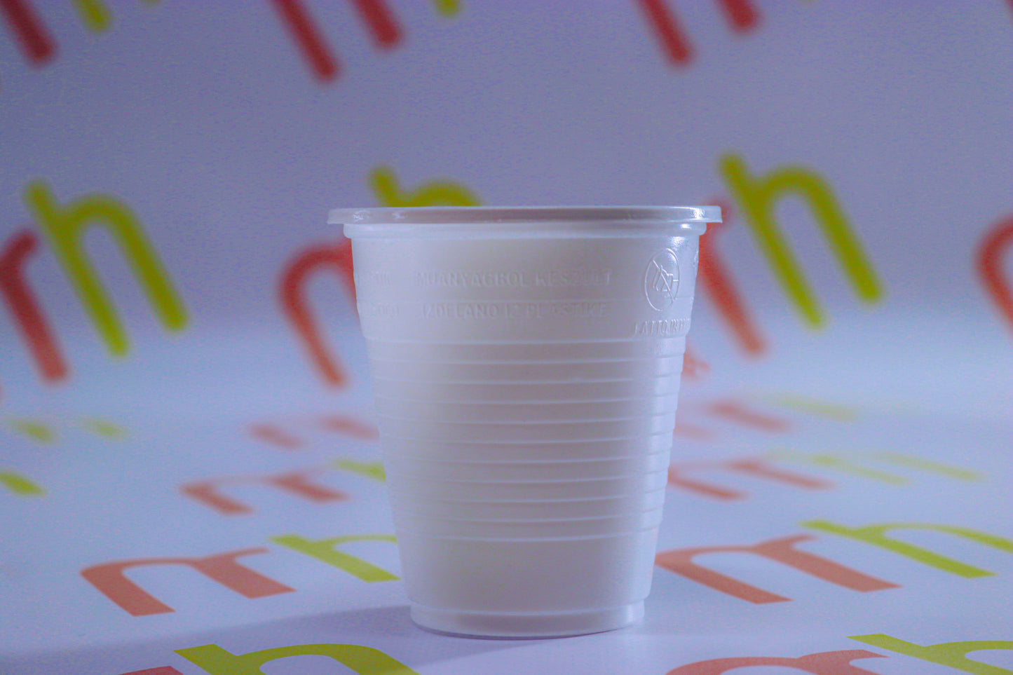 Fehér műanyag pohár