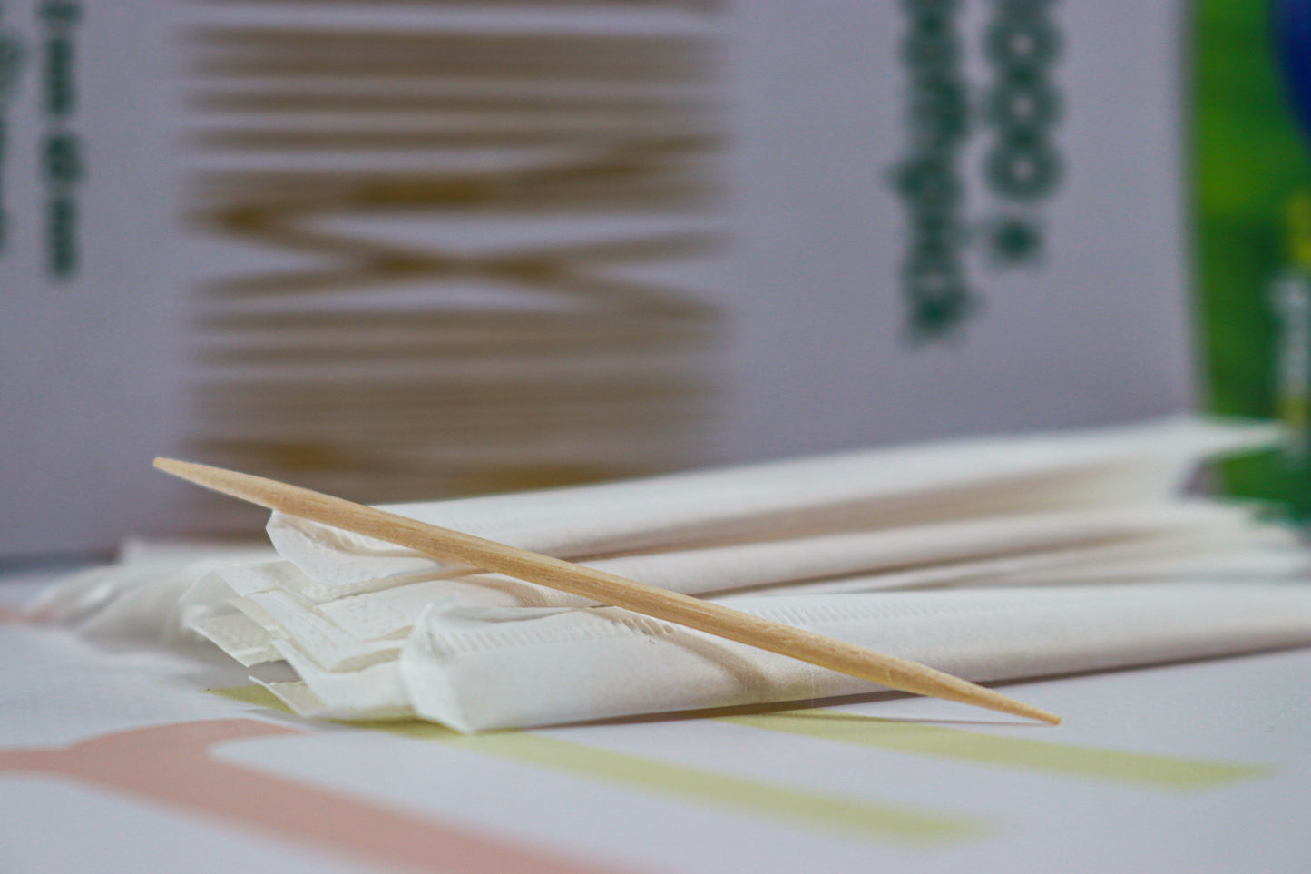 Fa fogvájó papírba csomagolva